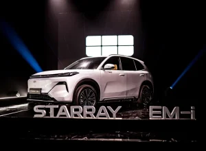 Geely lança sistema híbrido i-HEV com gestão por IA e consumo de 45 km/l, objetivo é desafiar Toyota e Honda e ampliar oferta no Brasil com apoio da Renault