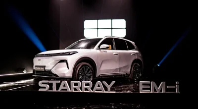 Geely lança sistema híbrido i-HEV com gestão por IA e consumo de 45 km/l, objetivo é desafiar Toyota e Honda e ampliar oferta no Brasil com apoio da Renault