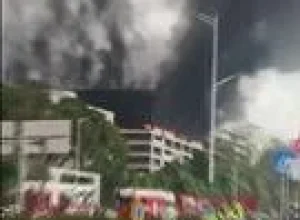 Incêndio em estacionamento BYD em Shenzhen provoca fumaça densa sobre parque industrial, empresa diz fogo controlado sem vítimas e especialistas alertam riscos das baterias