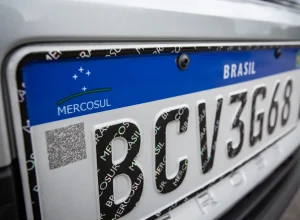 Projeto quer devolver nomes de estado e município às placas de veículos no Brasil, para facilitar identificação por policiais e reforçar senso regional, entenda o que muda
