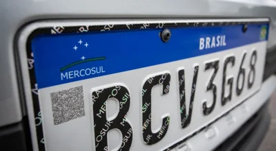 Projeto quer devolver nomes de estado e município às placas de veículos no Brasil, para facilitar identificação por policiais e reforçar senso regional, entenda o que muda
