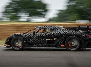 Carro esportivo de Lego em tamanho real alcança 111 km/h, bate recorde da marca e revela réplica do Koenigsegg com 327 mil peças e 1.800 kg